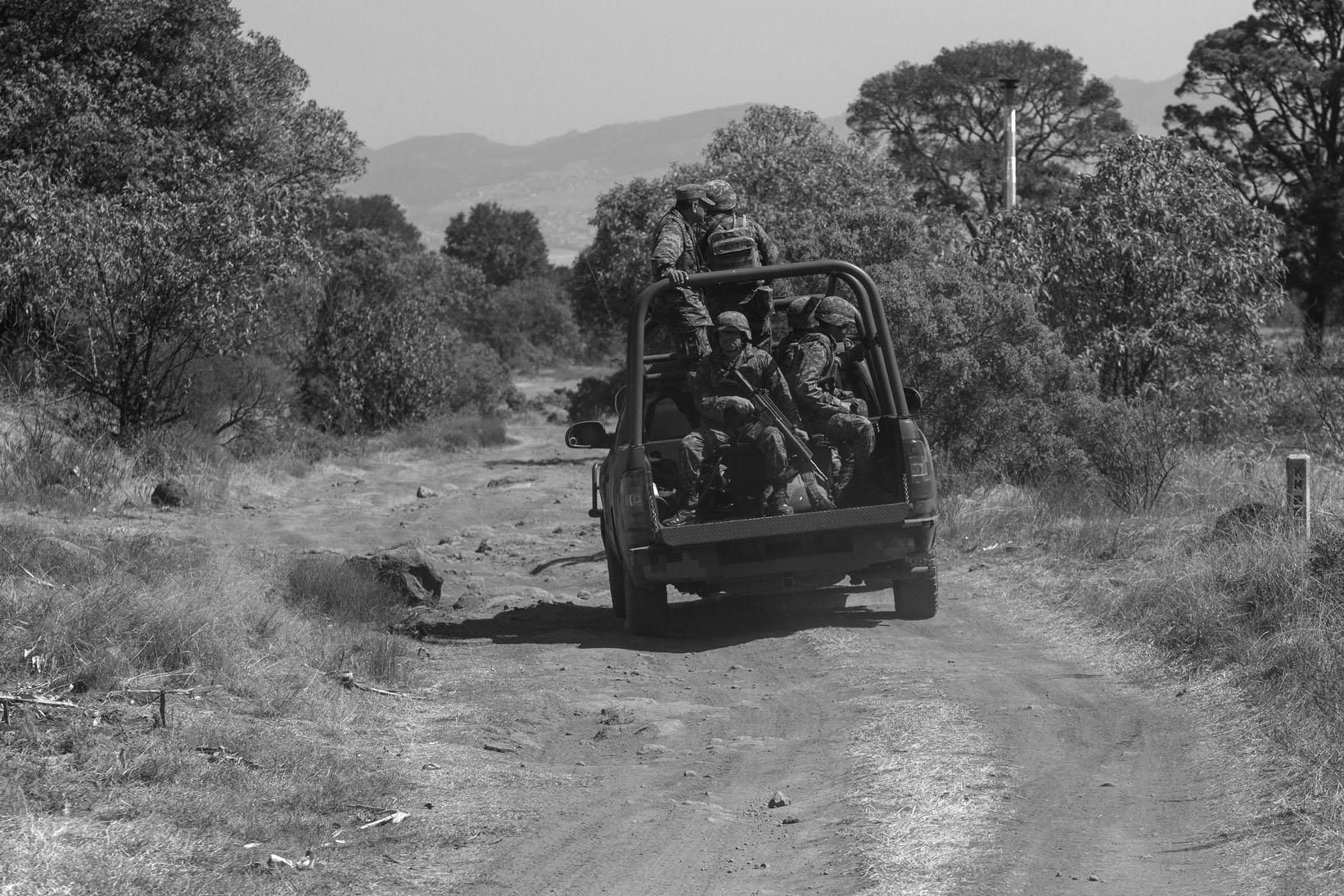Militar asomado desde el quemacocos de una camioneta del ejército